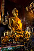Chiang Mai - The Wat Phan Tao temple. The Buddha statue of the main altar of the Wihan. 